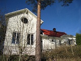 Huset från sjön sett en fin vårdag